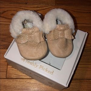 FRESHLY PICKED Baby Girls Shearling Bow Mocc -  1